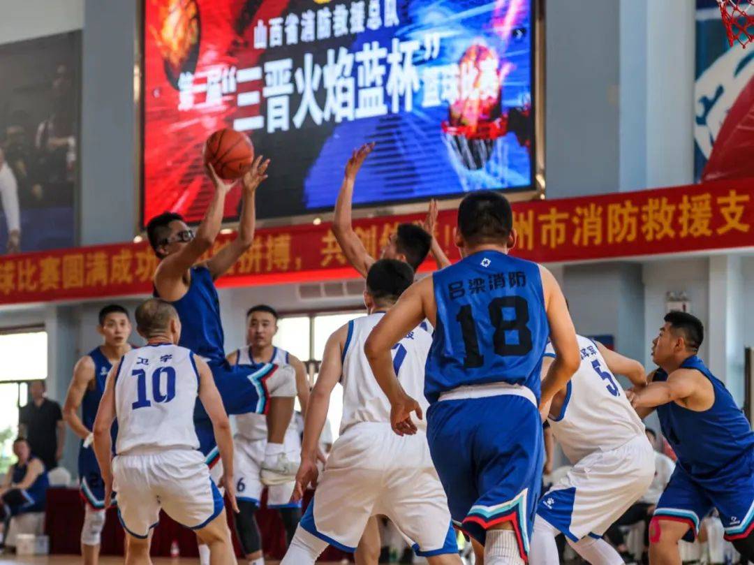 篮球晋级赛激烈角逐，球队奋力拼搏
